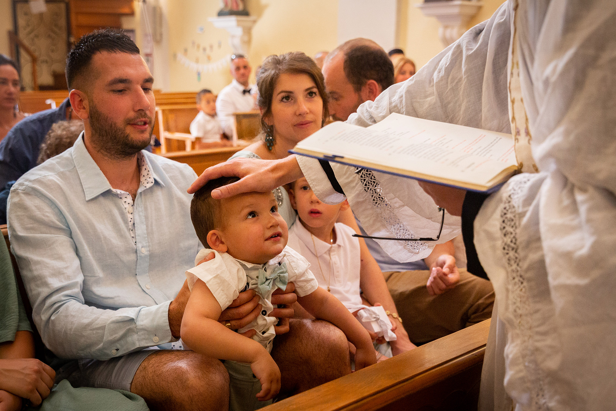 Reportage photo baptême à Nice. Bénédiction d'un bébé.