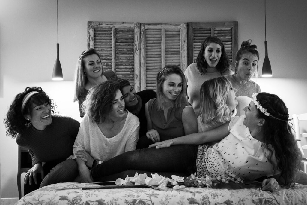 Séance photo EVJF à Montauroux dans le Var. Photo en noir et blanc en intérieur avec la furure mariée et ses amies.