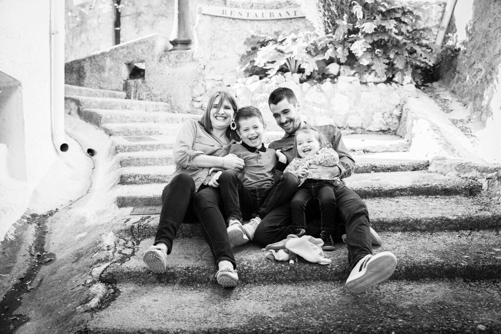 Séance photo famille à Tourrettes, Var. Portrait lifestyle d'une famille avec les parents et deux enfants.