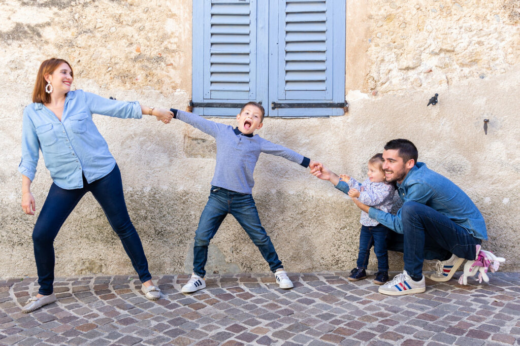 Séance photo famille à Tourrettes, Var. Une famille s'amuse lors de sa séance photo lifestyle.