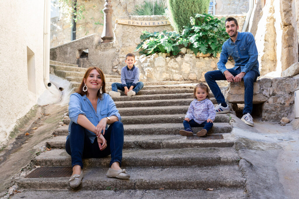 Séance photo famille à Tourrettes, Var. Portrait lifestyle.