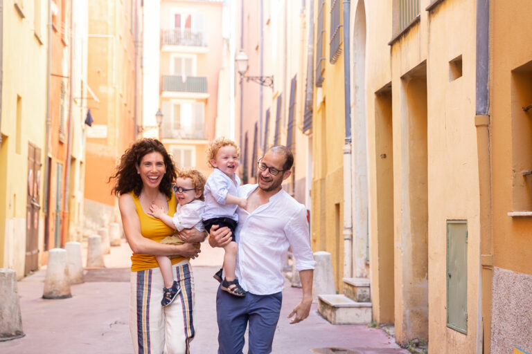 Séance photo lifestyle en famille à Nice. Portrait naturel d'une famille avec le papa, la maman et les deux jumeaux de deux ans dans le Vieux-Nice.