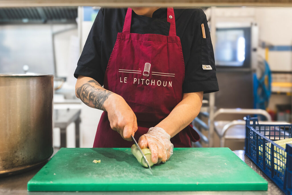 Photo prise lors d'un reportage photo d'entreprise chez un traiteur à Nice. L'objectif était de montrer un geste technique et précis (découpe d'un légume).