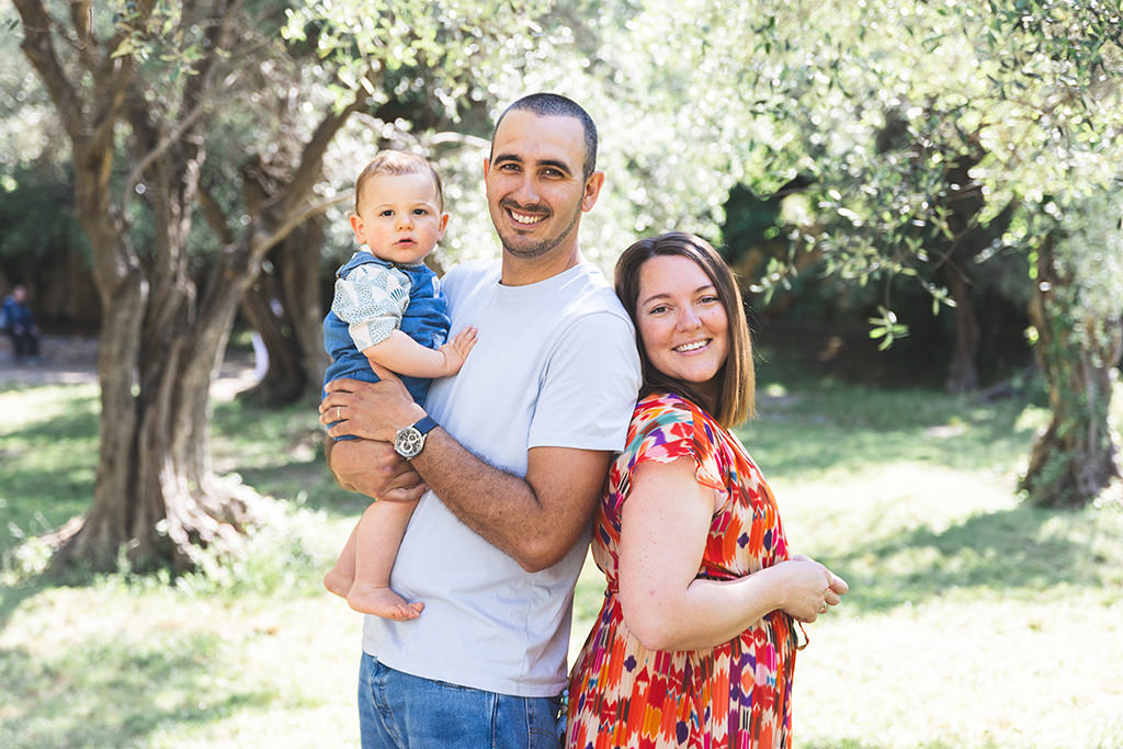 Portrait de famille naturel avec un enfant de 18 mois réalisé dans les jardins des arènes de Cimiez à Nice.