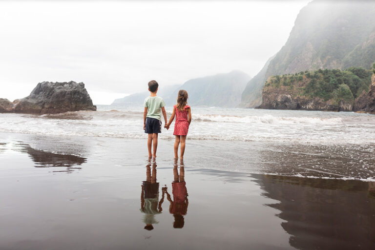 Photo de famille prise durant des vacances. Sauvegarder ses photos est important.
