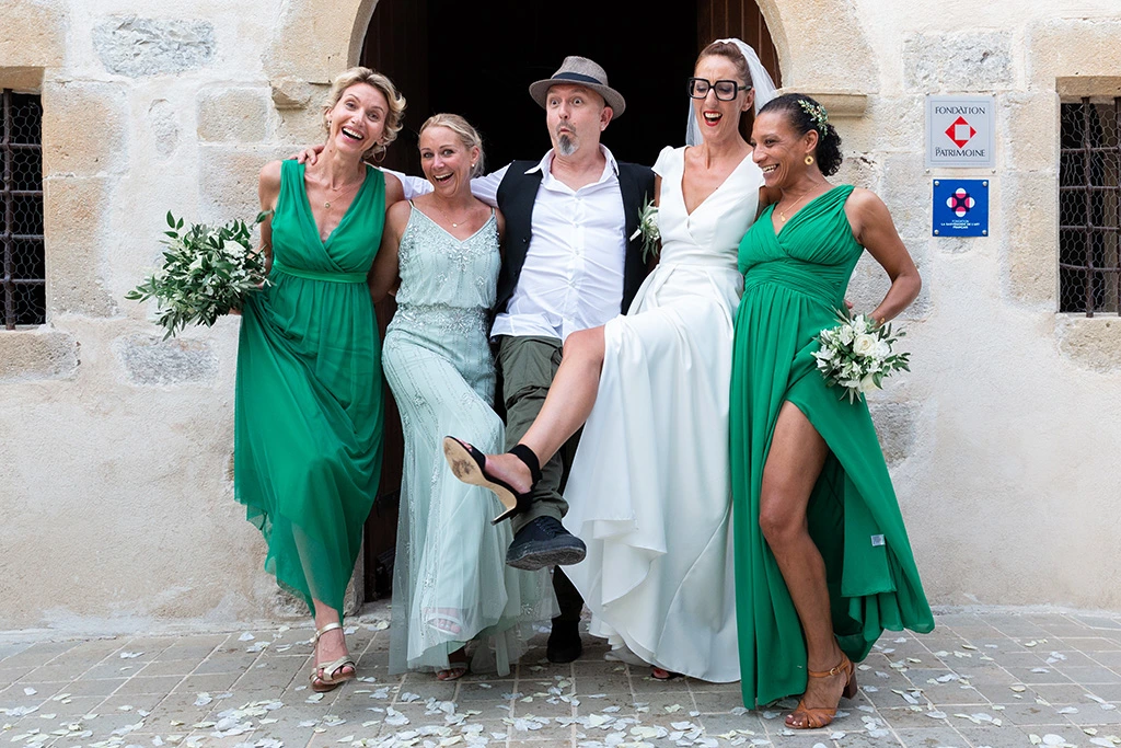 photo de groupe devant la chapelle Saint Donat lors d'un mariage à Callian dans le Var